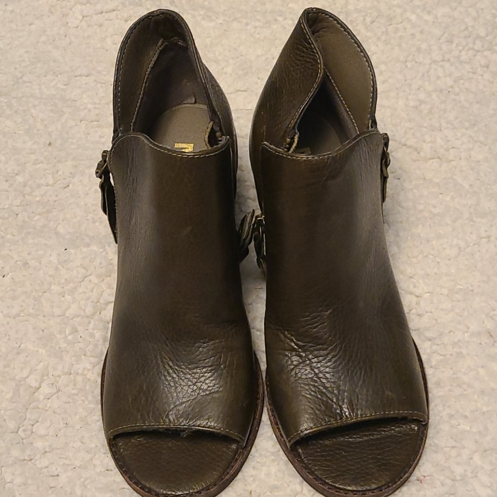 Mia green leather healed bootie size 7